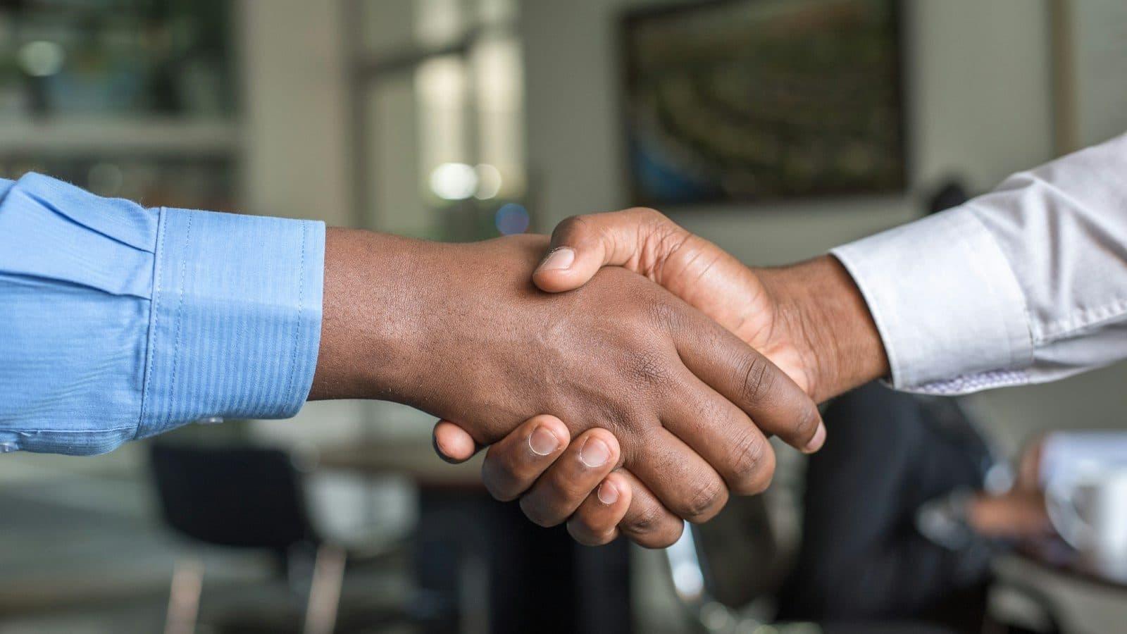 Poignée de main entre deux personnes dans un bureau