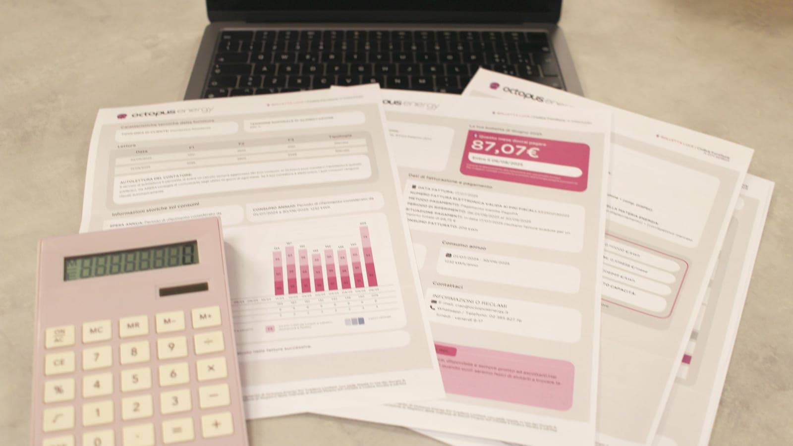 Factures et justificatifs empilés à côté d'une calculatrice sur un bureau