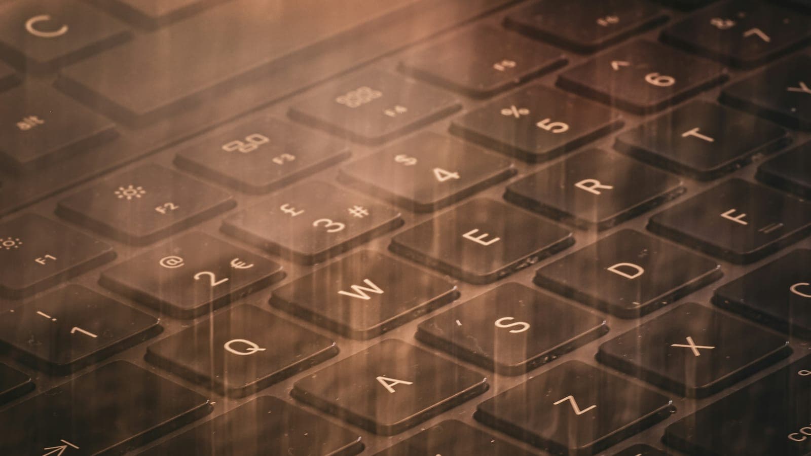 Gros plan sur les touches d'un clavier d'ordinateur rétroéclairé