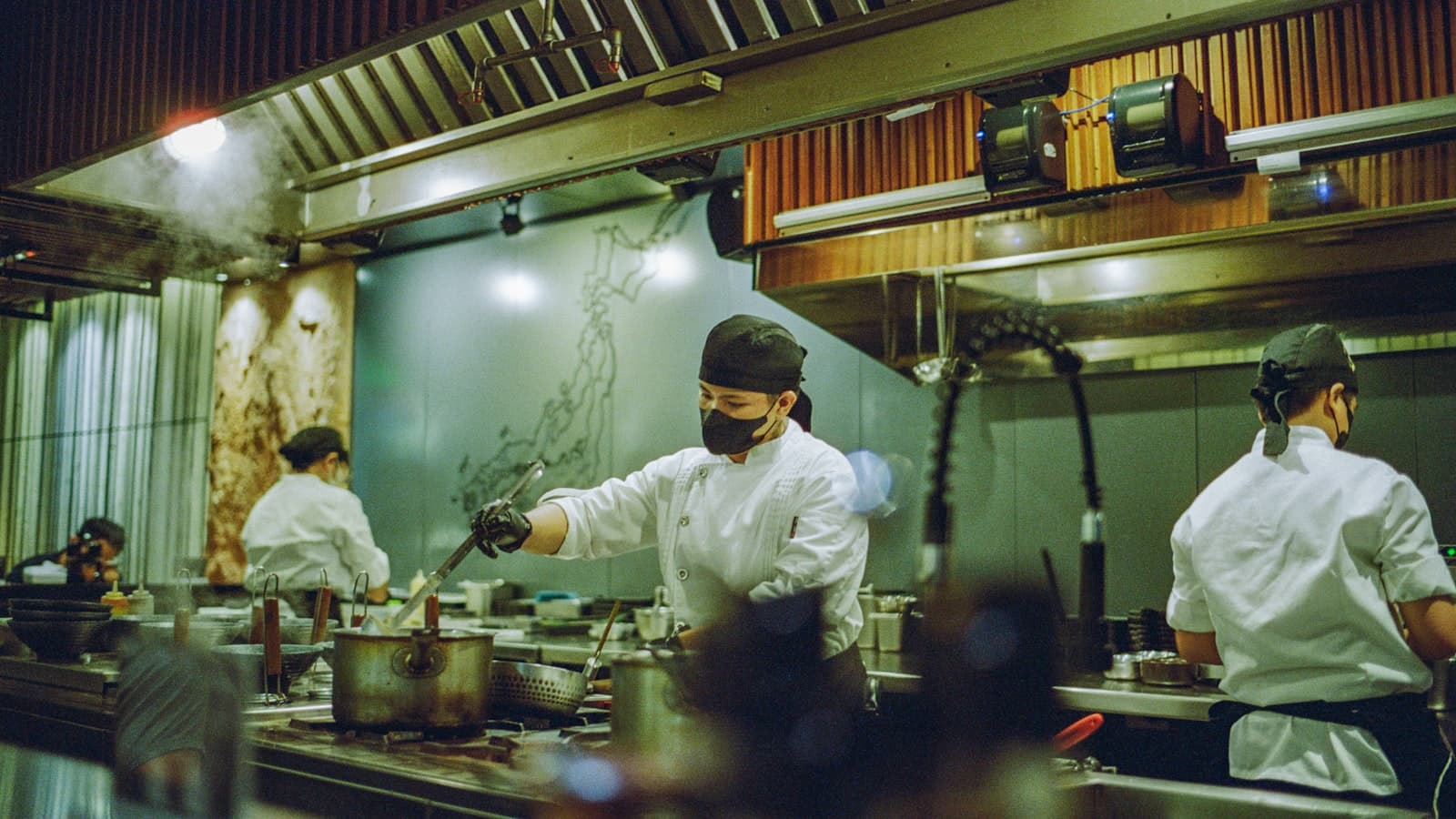 Brigade de cuisine en plein service dans un restaurant