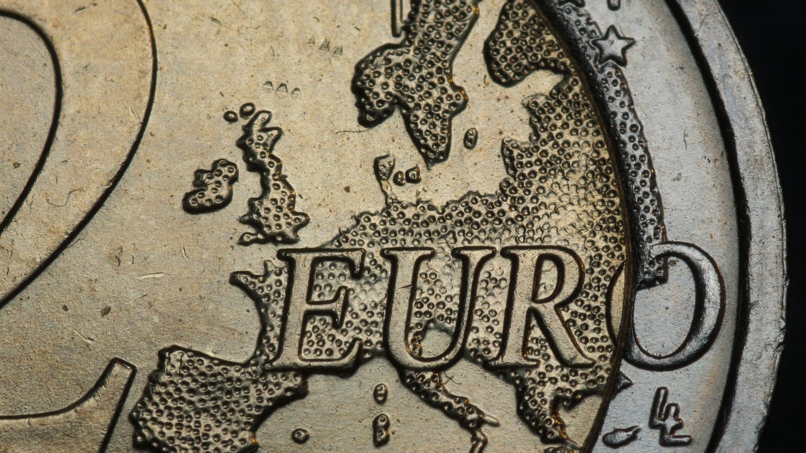 Vue macro d'une pièce de deux euros laissant apparaître la carte de l'Europe
