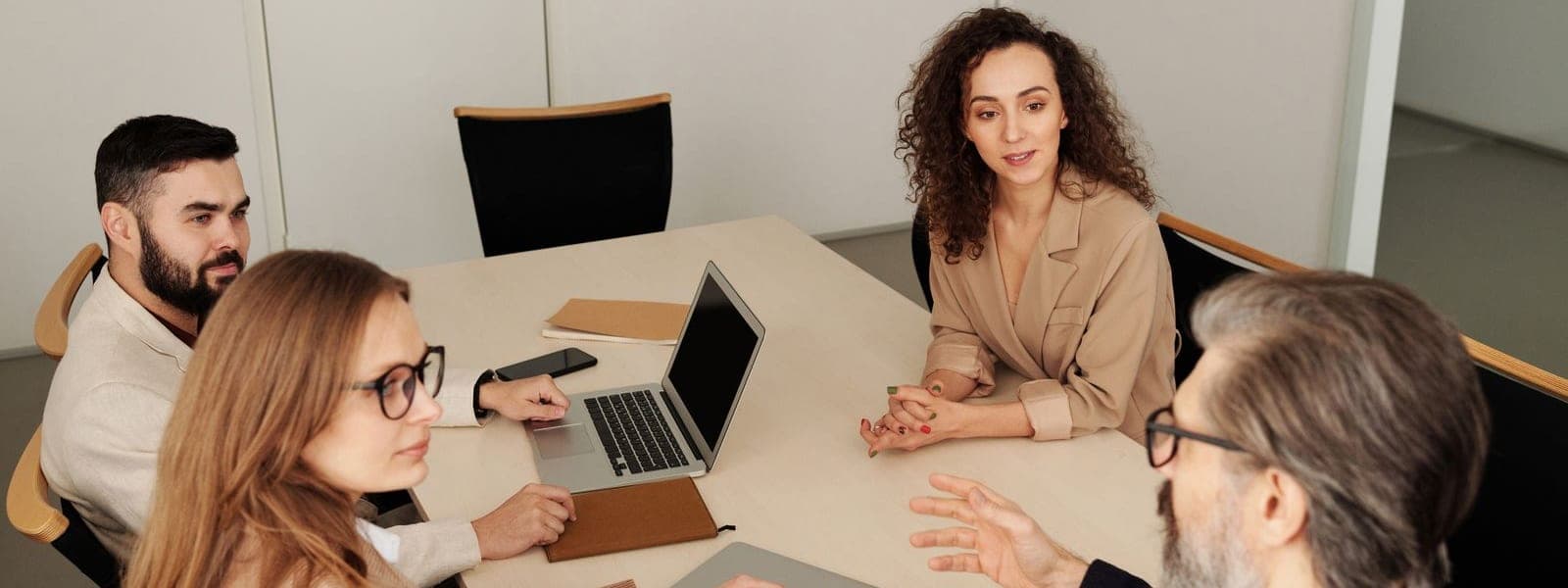 Un conseiller accompagne des dirigeants lors d'une réunion de travail