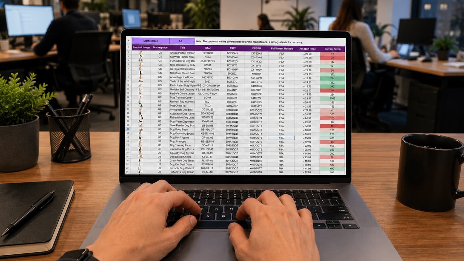 Mains sur un ordinateur portable affichant un tableur de suivi d'activité