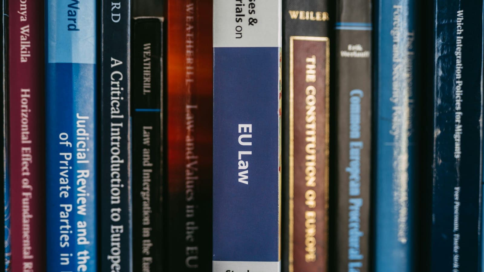 Rangée de livres de droit reliés sur une étagère