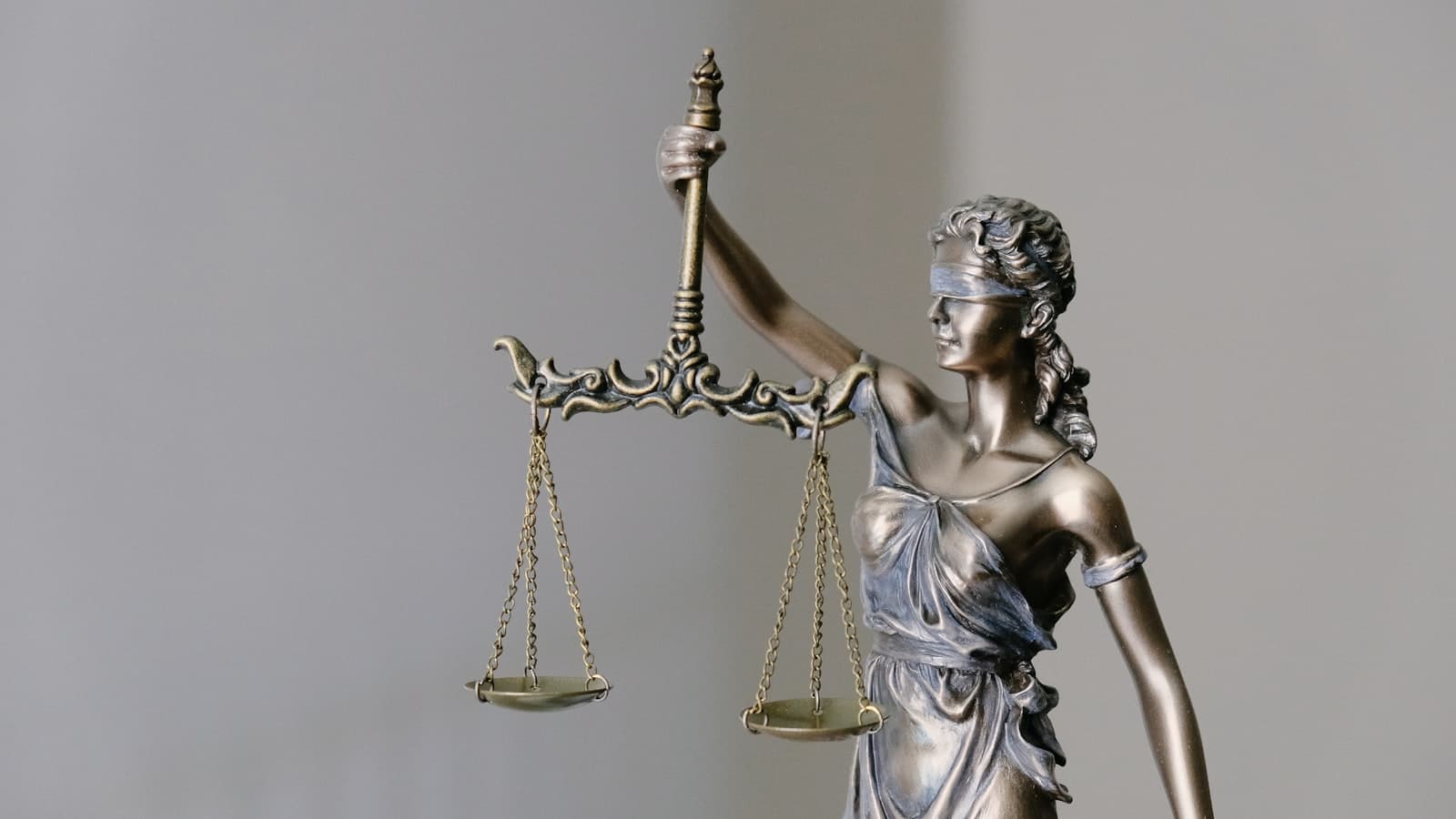 Statue de la justice tenant une balance