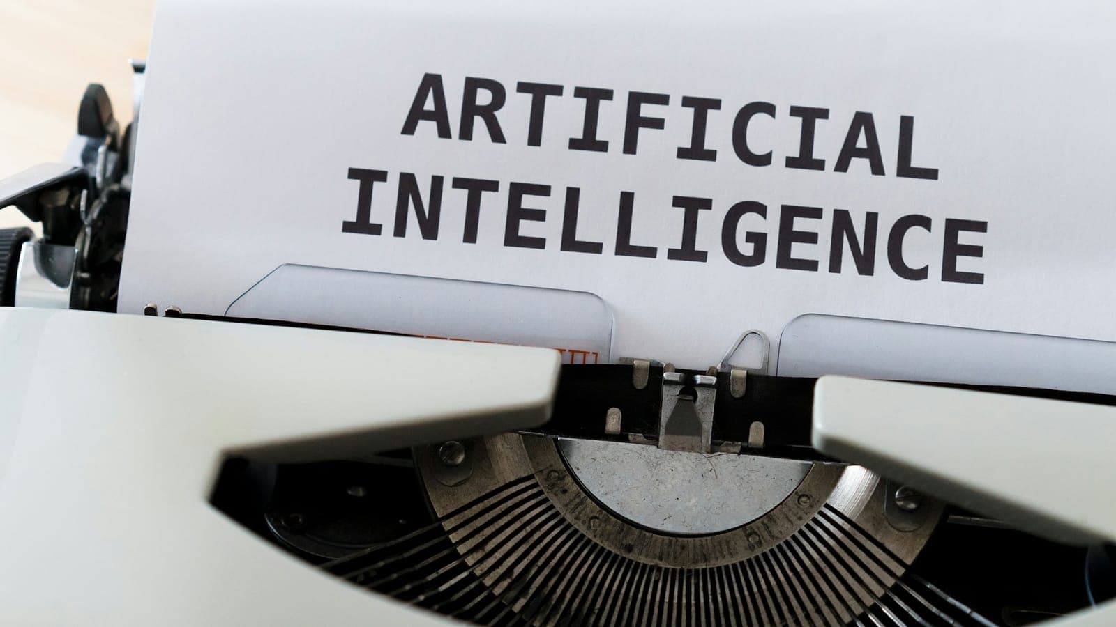 Machine à écrire avec une feuille portant les mots Artificial Intelligence