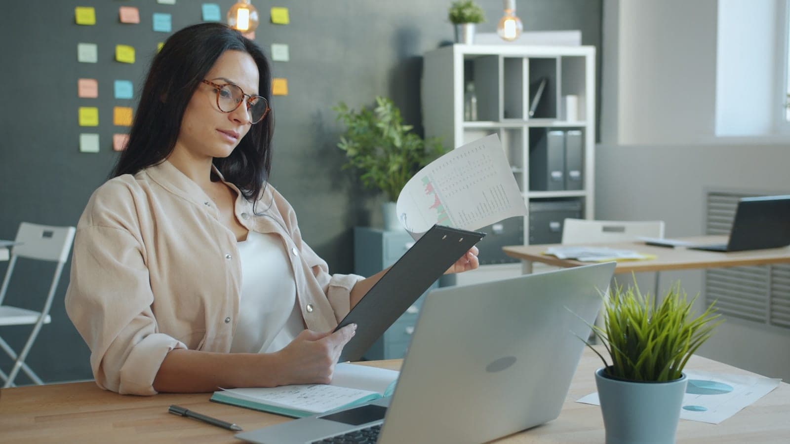 Dirigeante examinant un document chiffré à son bureau